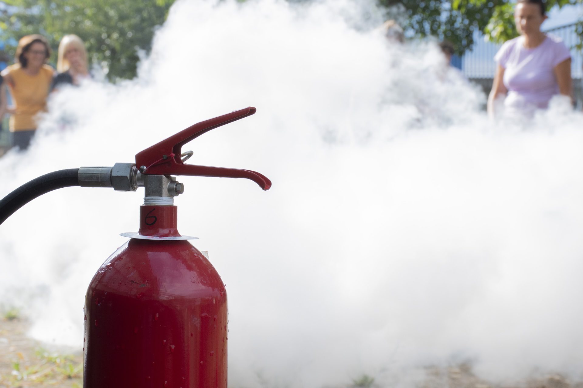 Utilizzo dell'estintore durante una prova antincendio