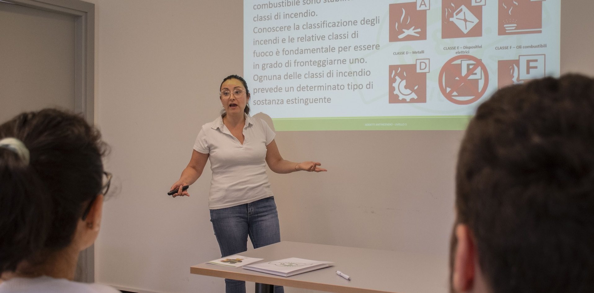 Insegnante durante corso di formazione specifica rischio alto, medio, basso